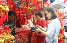 Vietnamese in Jakarta shop for Tet festival