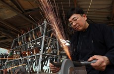Knife village retains 300-year-old traditional craft
