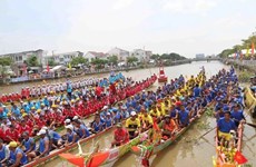 Khmer people host Ngo boat race to celebrate Ok Om Bok festival