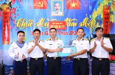 Tet visit paid to officers and soldiers on DK1 platforms