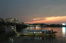 Huong river, Truong Tien bridge by night