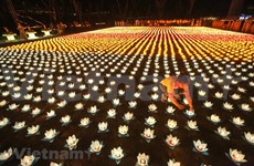Vesak lanterns floated to pray for peace 