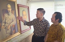 Artist and 2,000 portraits of President Ho Chi Minh