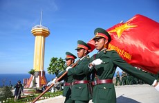 Flag-raising ceremony held on Ly Son island's Thoi Loi peak