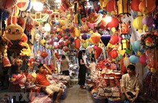 Hanoians enjoy Mid-Autumn Festival in Old Quarters