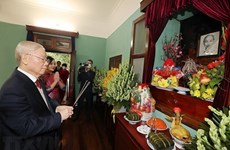 Party leader offers incense in commemoration of President Ho Chi Minh