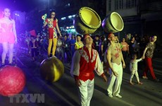 Street circus amazes spectators in Quang Ninh