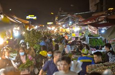 Famous flower market in Hanoi bustling for Women’s Day