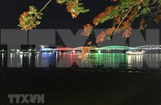 Huong river’s charm by night