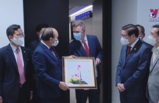 President Nguyen Xuan Phuc visits Pfizer corporation