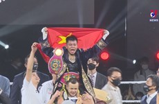 Star boxer wins first world belt for Vietnam