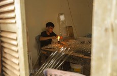 Hanoi village preserves tradition of glass blowing