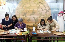 Vietnam, Singapore PMs' spouses visit Van Phuc Silk Village