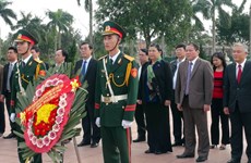 Parliamentary officials pay tribute to heroic martyrs in Quang Tri