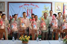 Viettel gives Tet present to needy Vietnamese in Cambodia