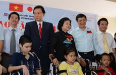 Former Japanese PM presents wheelchairs to Vietnamese disabled 