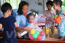 Quang Tri presents gifts to the disabled 