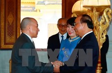 Prime Minister tightens amity with Cambodian royal family 