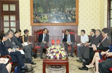 Xinhua President visits Nhan Dan newspaper 