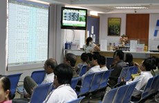 Bank shares lift VN-Index over threshold