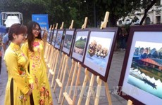 Photo exhibition marks ASEAN’s 50th anniversary in Hanoi 