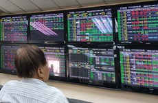 VN Index falls after late selling