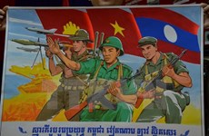 Cambodia presents literature, art works to Vietnam 