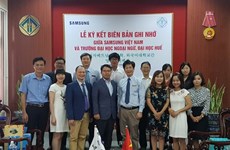 Vietnamese students get Samsung Korean Scholarships