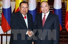 PM Nguyen Xuan Phuc meets Lao Party and State leader 