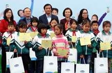 Hung Yen: Disadvantaged children receive scholarships, free milk