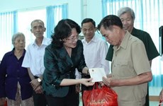 Vice President presents gifts to policy beneficiaries in Binh Phuoc