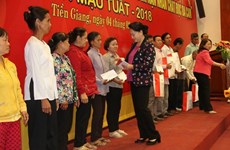 NA Chairwoman presents Tet gifts to needy people