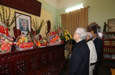 Party chief pays tribute to late Party General Secretaries 
