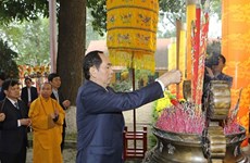 President offers incense at spring festival in Thang Long citadel