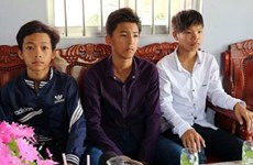 Education minister awards student in Soc Trang for honesty