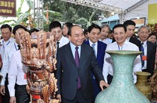 PM visits Bat Trang ceramics village