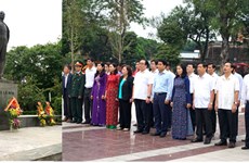 Hanoi officials pay tribute to Lenin on his birthday 