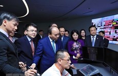 PM Nguyen Xuan Phuc visits Port of Singapore, Supply Chain City