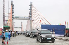 Final sections of Bach Dang bridge joined
