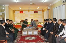 Vietnam presents gifts to Cambodia’s solidarity front