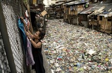 Philippines cleans up plastic trash-choked canal