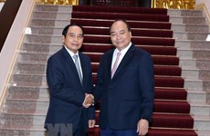 PM Nguyen Xuan Phuc hosts Lao Deputy PM Bunthoong Chitmany