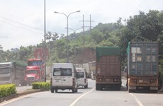 Separate lanes opened to fix long queue in Lao Bao – Dansavanh border gate