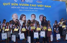 Vice President presents gifts to poor children in Binh Dinh 
