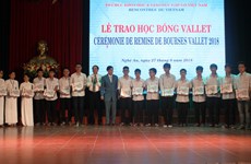Vallet scholarships presented to Vietnamese students, researchers