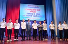 Students in Vietnam’s central region receive Vallet scholarships