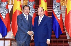 Prime Minister Nguyen Xuan Phuc receives Cambodian counterpart 