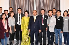 PM meets with Vietnamese expats in Denmark 