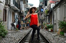 AFP: Hanoi's colonial-era railway becomes selfie hotspot