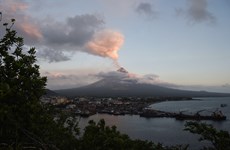Philippines: Mayon volcano spews ash